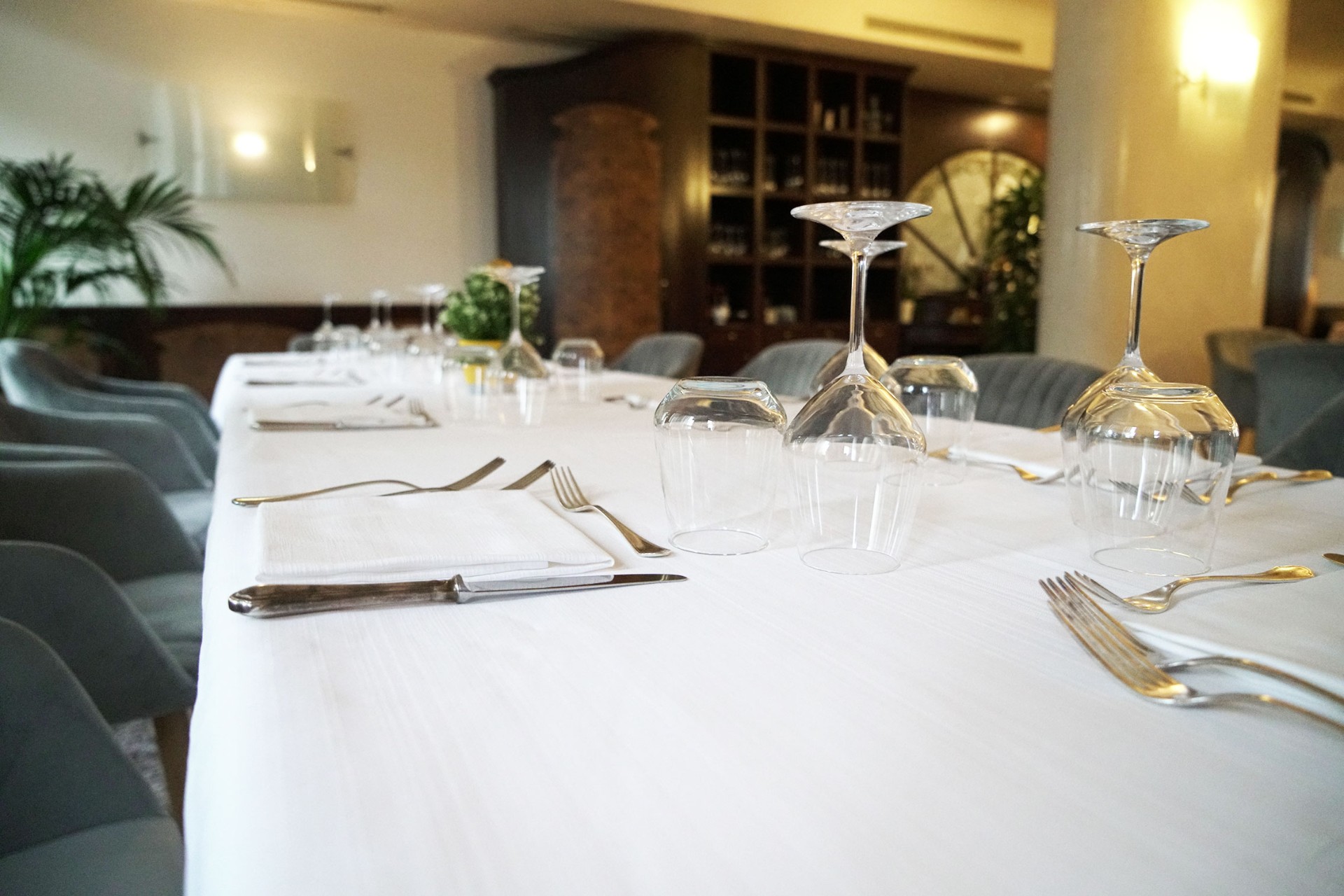 Sala del ristorante apparecchiata